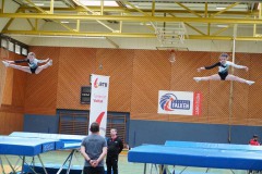 Synchron eine ganze Übung springen: die "Königsdisziplin" im Trampolinturnen. Foto: Jan Weiss