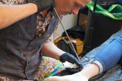 Tattoo stechen ohne Surren der Nadel. Die Messe war eine Plattform für Künstler, Handgemachtes und lud mit einem außergewöhnlichem Flair. Foto: Wei