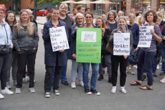 Über 50 Erzieherinnen und Erzieher waren zur Gemeinderatssitzung gekommen, um Ihre Ablehnung einer Kürzung der Verfügungszeit zu demonstrieren. Foto: Jan Weiss
