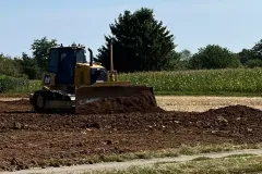 Oberboden wird im neuen Gewerbegebiet Scharnhausen West abgetragen und auf geringwertige Böden im Stadtgebiet aufgebracht. Foto: Weiss