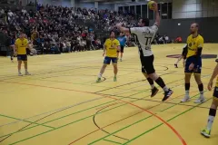 Vor 1000 Zuschauern gewinnt die HSG Ostfildern im Derby gegen Plochingen. Foto: Weiss