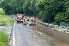 Die Feuerwehr reinigt die Brücke. 