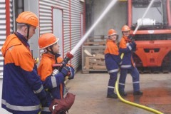Hauptprobe der Jugendfeuerwehr. Das Firmenhgelände IDE in Scharnhausen brannte und die Simulation verlangte eine rasche Brandbekämpfung. Foto: Weiss